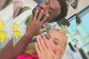 感情稳定!维尼修斯女友晒两人合照,戴上恋爱对戒尤为引人瞩目
